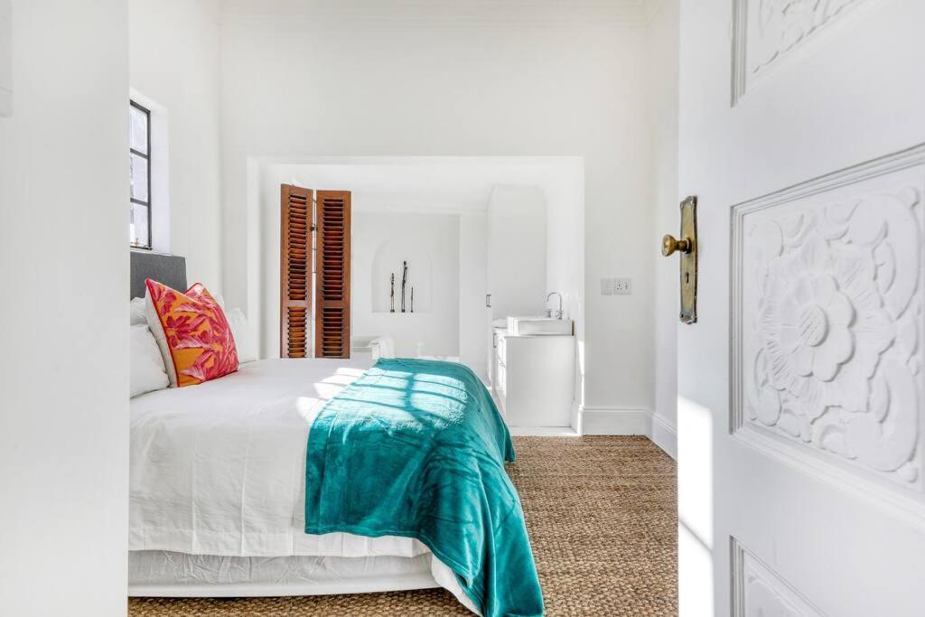 Secure & Central: With Views 2 Bed Both Ensuite Apartment Cape Town